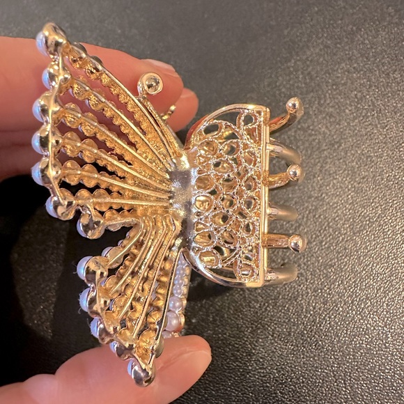 ♥️Butterfly Pearl Gorgeous Hair clips set New! Gold tone and pearl! So pretty! - Picture 4 of 5